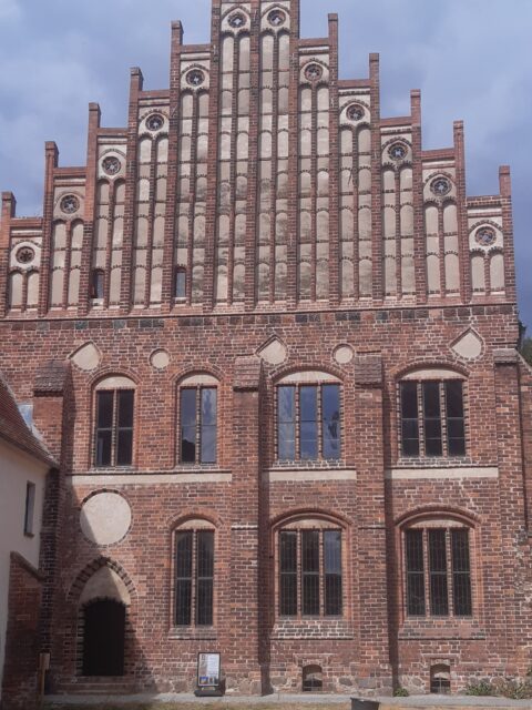 Kloster Zinna, Südgiebel des ehemaligesn Abtshauses, nach der Restaurierung.