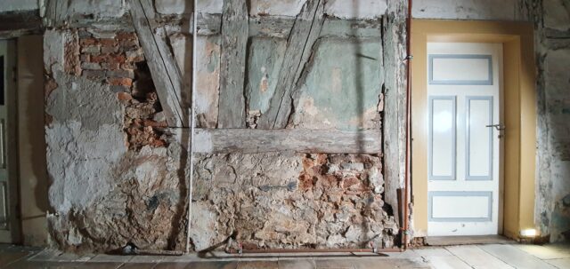 Fachwerkwand im Färberhaus Bechhofen während der Restaurierung