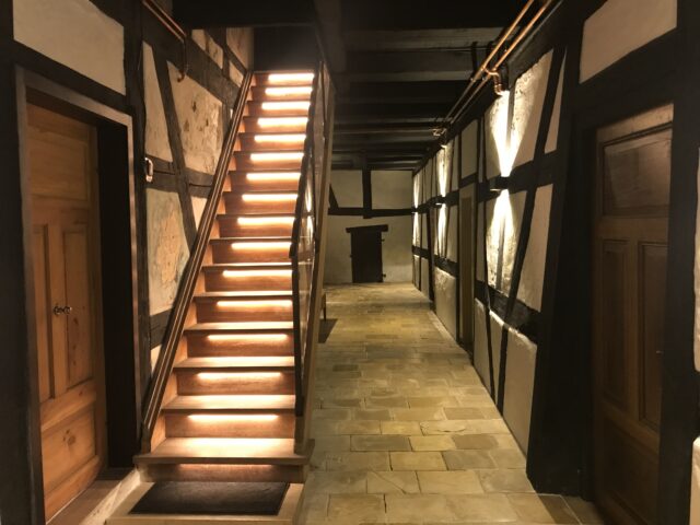 Hausflur Färberhaus Bechhofen mit restauriertem schwarzem Fachwerk