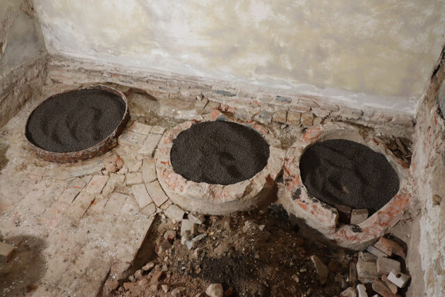 Färberhaus Bechhofen, Färberkessel, Fund beim Umbau.